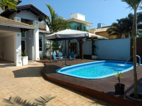 Casa Alto Padrão a 100 metros da praia do Mariscal - 4 suítes - 12 pessoas
